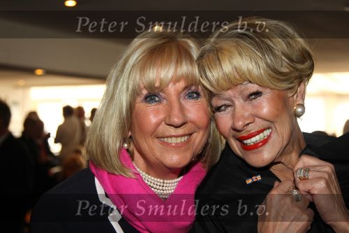 Oud Loosdrecht, 11 Maart 2010
Receptie t.g.v. 50 jaar artiest zijn van Anneke Gronloh
Anneke Gronloh met Willeke Alberti
Foto Peter Smulders BV