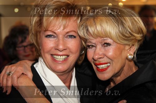 Oud Loosdrecht, 11 Maart 2010
Receptie t.g.v. 50 jaar artiest zijn van Anneke Gronloh
Anneke Gronloh met Ria Valk
Foto Peter Smulders BV