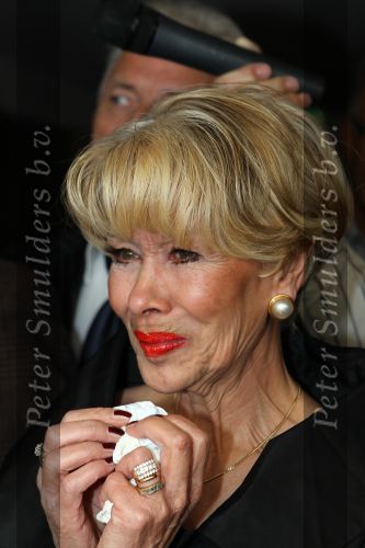Oud Loosdrecht, 11 Maart 2010
Receptie t.g.v. 50 jaar artiest zijn van Anneke Gronloh
Anneke Gronloh vol met emoties
Foto Peter Smulders BV