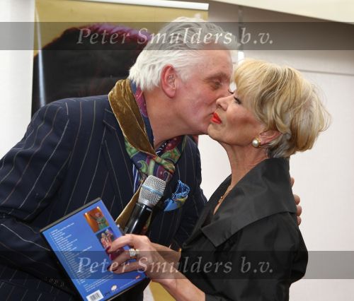 Oud Loosdrecht, 11 Maart 2010
Receptie t.g.v. 50 jaar artiest zijn van Anneke Gronloh
Anneke Gronloh met Jan Slagter van Omroep MAX
Foto Peter Smulders BV