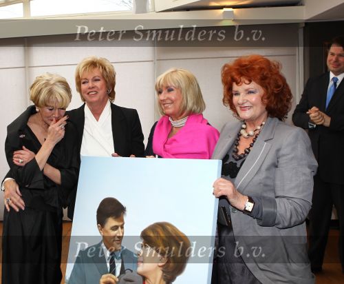 Oud Loosdrecht, 11 Maart 2010
Receptie t.g.v. 50 jaar artiest zijn van Anneke Gronloh
Anneke Gronloh met het schildereij van haar overleden echtgenoot Wim Jaap v d Laan verder op de foto Bart Peeters, Willeke alberti, Imca Marina en Ria Valk
Foto Peter Smulders BV