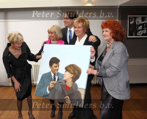 Oud Loosdrecht, 11 Maart 2010
Receptie t.g.v. 50 jaar artiest zijn van Anneke Gronloh
Anneke Gronloh met het schildereij van haar overleden echtgenoot Wim Jaap v d Laan verder op de foto Bart Peeters, Willeke alberti, Imca Marina en Ria Valk
Foto Peter Smulders BV