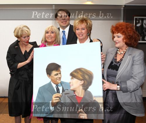 Oud Loosdrecht, 11 Maart 2010
Receptie t.g.v. 50 jaar artiest zijn van Anneke Gronloh
Anneke Gronloh met het schildereij van haar overleden echtgenoot Wim Jaap v d Laan verder op de foto Bart Peeters, Willeke alberti, Imca Marina en Ria Valk
Foto Peter Smulders BV
