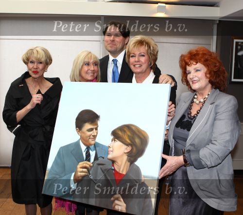 Oud Loosdrecht, 11 Maart 2010
Receptie t.g.v. 50 jaar artiest zijn van Anneke Gronloh
Anneke Gronloh met het schildereij van haar overleden echtgenoot Wim Jaap v d Laan verder op de foto Bart Peeters, Willeke alberti, Imca Marina en Ria Valk
Foto Peter Smulders BV
