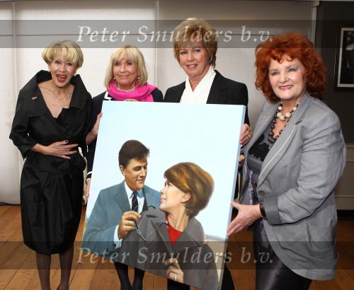 Oud Loosdrecht, 11 Maart 2010
Receptie t.g.v. 50 jaar artiest zijn van Anneke Gronloh
Anneke Gronloh met het schildereij van haar overleden echtgenoot Wim Jaap v d Laan verder op de foto Bart Peeters, Willeke alberti, Imca Marina en Ria Valk
Foto Peter Smulders BV