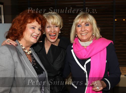 Oud Loosdrecht, 11 Maart 2010
Receptie t.g.v. 50 jaar artiest zijn van Anneke Gronloh
Anneke Gronloh samen met Imca Marina en Willeke Alberti
Foto Peter Smulders BV