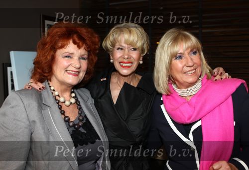 Oud Loosdrecht, 11 Maart 2010
Receptie t.g.v. 50 jaar artiest zijn van Anneke Gronloh
Anneke Gronloh samen met Imca Marina en Willeke Alberti
Foto Peter Smulders BV
