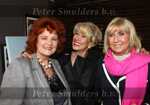 Oud Loosdrecht, 11 Maart 2010
Receptie t.g.v. 50 jaar artiest zijn van Anneke Gronloh
Anneke Gronloh samen met Imca Marina en Willeke Alberti
Foto Peter Smulders BV