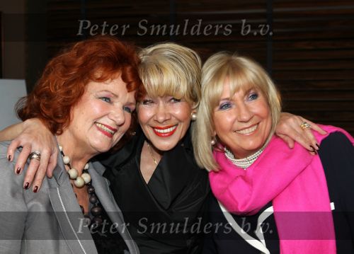 Oud Loosdrecht, 11 Maart 2010
Receptie t.g.v. 50 jaar artiest zijn van Anneke Gronloh
Anneke Gronloh samen met Imca Marina en Willeke Alberti
Foto Peter Smulders BV