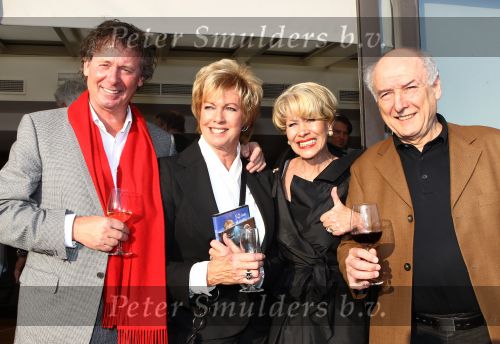 Oud Loosdrecht, 11 Maart 2010
Receptie t.g.v. 50 jaar artiest zijn van Anneke Gronloh
Anneke Gronloh met Peter Koelewijn en Harry v Hoof
Foto Peter Smulders BV