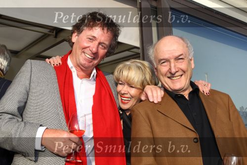 Oud Loosdrecht, 11 Maart 2010
Receptie t.g.v. 50 jaar artiest zijn van Anneke Gronloh
Anneke Gronloh met Peter Koelewijn en Harry v Hoof
Foto Peter Smulders BV