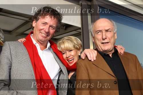 Oud Loosdrecht, 11 Maart 2010
Receptie t.g.v. 50 jaar artiest zijn van Anneke Gronloh
Anneke Gronloh met Peter Koelewijn en Harry v Hoof
Foto Peter Smulders BV