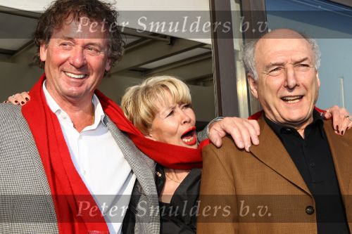 Oud Loosdrecht, 11 Maart 2010
Receptie t.g.v. 50 jaar artiest zijn van Anneke Gronloh
Anneke Gronloh met Peter Koelewijn en Harry v Hoof
Foto Peter Smulders BV