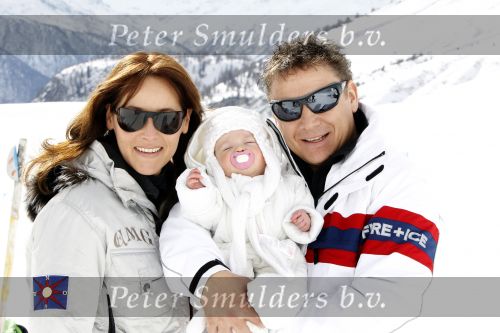 Blatten 23 februari 2010
Marco en Leontien Borsato op skivakantie met hun kinderen Luca Senna en Jada. Ook Armando Vanessa en Chiara Borsato zijn erbij . Moeder Mary was er ook bij.
Peter Smulders bv