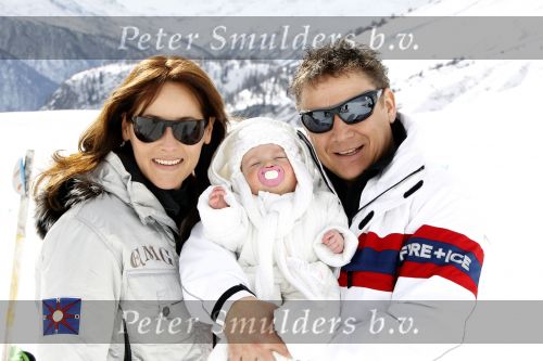 Blatten 23 februari 2010
Marco en Leontien Borsato op skivakantie met hun kinderen Luca Senna en Jada. Ook Armando Vanessa en Chiara Borsato zijn erbij . Moeder Mary was er ook bij.
Peter Smulders bv
