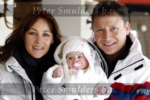 Blatten 23 februari 2010
Marco en Leontien Borsato op skivakantie met hun kinderen Luca Senna en Jada. Ook Armando Vanessa en Chiara Borsato zijn erbij . Moeder Mary was er ook bij.
Peter Smulders bv