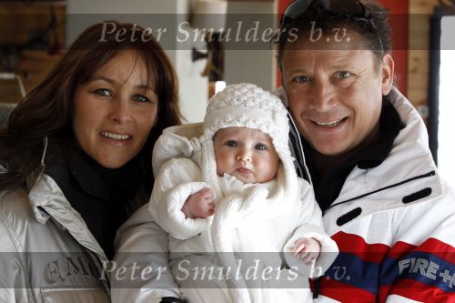 Blatten 23 februari 2010
Marco en Leontien Borsato op skivakantie met hun kinderen Luca Senna en Jada. Ook Armando Vanessa en Chiara Borsato zijn erbij . Moeder Mary was er ook bij.
Peter Smulders bv
