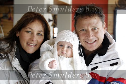 Blatten 23 februari 2010
Marco en Leontien Borsato op skivakantie met hun kinderen Luca Senna en Jada. Ook Armando Vanessa en Chiara Borsato zijn erbij . Moeder Mary was er ook bij.
Peter Smulders bv
