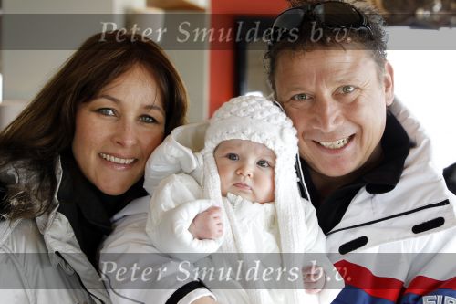 Blatten 23 februari 2010
Marco en Leontien Borsato op skivakantie met hun kinderen Luca Senna en Jada. Ook Armando Vanessa en Chiara Borsato zijn erbij . Moeder Mary was er ook bij.
Peter Smulders bv