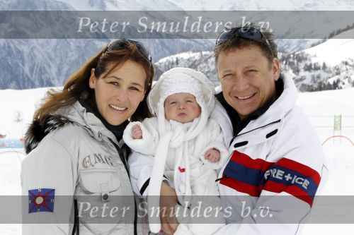 Blatten 23 februari 2010
Marco en Leontien Borsato op skivakantie met hun kinderen Luca Senna en Jada. Ook Armando Vanessa en Chiara Borsato zijn erbij . Moeder Mary was er ook bij.
Peter Smulders bv