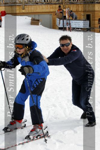 Blatten 23 februari 2010
Marco en Leontien Borsato op skivakantie met hun kinderen Luca Senna en Jada. Ook Armando Vanessa en Chiara Borsato zijn erbij . Moeder Mary was er ook bij.
Peter Smulders bv