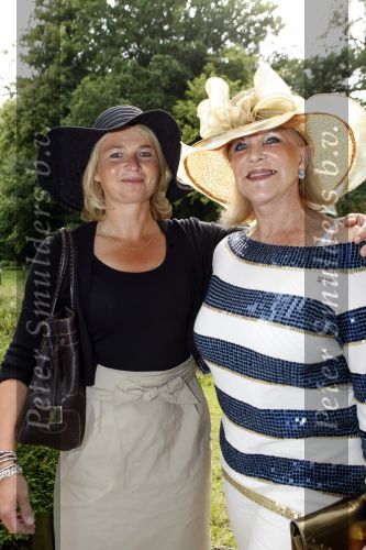 Breukelen 17 juni 2009
Haringparty op Neijenrode. Astrid Engels met dochter
Peter Smulders bv