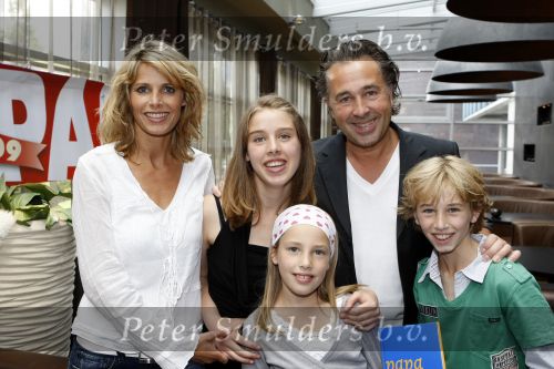 Amsterdam 12 juni 2009
Papa van het jaar verkiezing met Frans Bauer en Koertjan de Bruin met zijn vriendin Charlotte en dochter. Bart Bosch met vrouw en kinderen
Peter Smulders bv