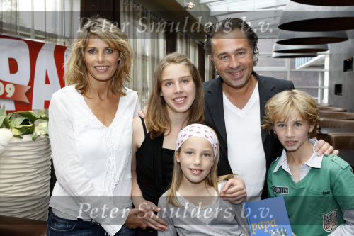 Amsterdam 12 juni 2009
Papa van het jaar verkiezing met Frans Bauer en Koertjan de Bruin met zijn vriendin Charlotte en dochter. Bart Bosch met vrouw en kinderen
Peter Smulders bv