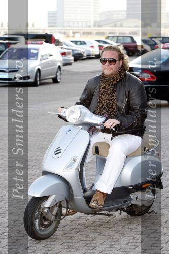 Amsterdam 3 juni 2009
Uitreiking van de glamour awards. bastiaan v Schaijk op vespa scooter
Peter Smulders bv