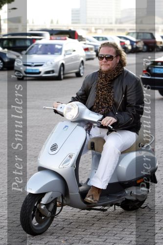 Amsterdam 3 juni 2009
Uitreiking van de glamour awards. bastiaan v Schaijk op vespa scooter
Peter Smulders bv
