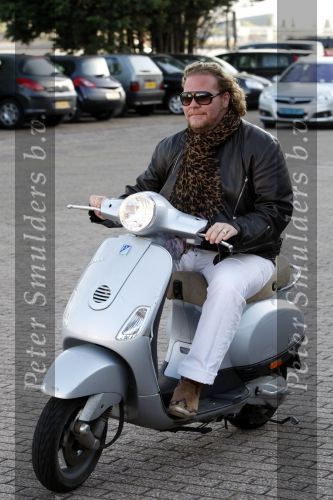 Amsterdam 3 juni 2009
Uitreiking van de glamour awards. bastiaan v Schaijk op vespa scooter
Peter Smulders bv