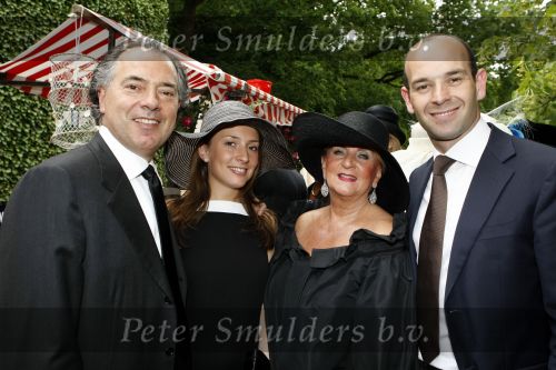 Breukelen 17 juni 2009
Haringparty op Neijenrode. Benno en Kitty leeser met dochter
Peter Smulders bv