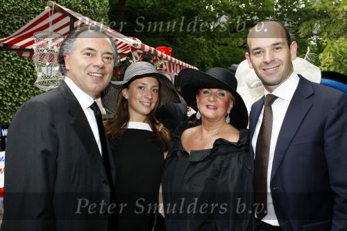 Breukelen 17 juni 2009
Haringparty op Neijenrode. Benno en Kitty leeser met dochter
Peter Smulders bv