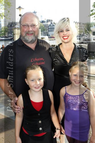 Amsterdam 6 augustus 2009
Premiere circus Stiletto in Carre. Bert Simhoffer met vrouw en kinderen
Peter Smulders bv