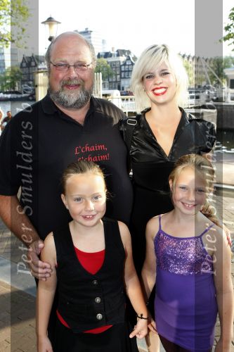 Amsterdam 6 augustus 2009
Premiere circus Stiletto in Carre. Bert Simhoffer met vrouw en kinderen
Peter Smulders bv