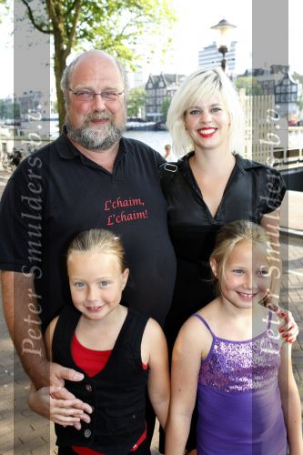 Amsterdam 6 augustus 2009
Premiere circus Stiletto in Carre. Bert Simhoffer met vrouw en kinderen
Peter Smulders bv