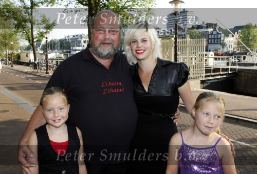 Amsterdam 6 augustus 2009
Premiere circus Stiletto in Carre. Bert Simhoffer met vrouw en kinderen
Peter Smulders bv