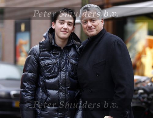 Amsterdam 6 februari 2010
Bram Moszkowicz aan het winkelen megt zijn zoon Nthan op de Pc hooftstraat.
Peter Smulders bv