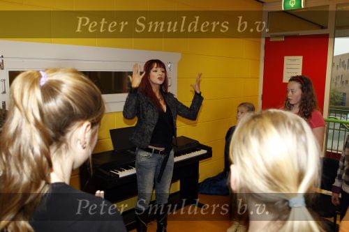 Almere 4 februari 2010
Brandi van popstars geeft zangles op school in Almere.
Peter Smulders bv