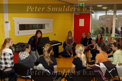 Almere 4 februari 2010
Brandi van popstars geeft zangles op school in Almere.
Peter Smulders bv