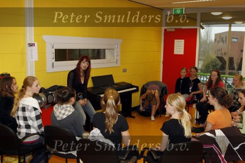 Almere 4 februari 2010
Brandi van popstars geeft zangles op school in Almere.
Peter Smulders bv