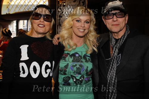 Den Haag 11 februari 2010
Presentatie t shirts van Dutchy puppy bij de sting. Bridget Maasland en haar ouders behartigen de belangen.
Peter Smulders bv
