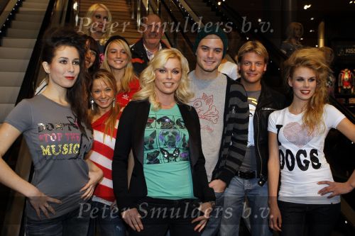 Den Haag 11 februari 2010
Presentatie t shirts van Dutchy puppy bij de sting. Bridget Maasland en haar ouders behartigen de belangen. Thomas Berge Kus Jim Bakkum
Peter Smulders bv
