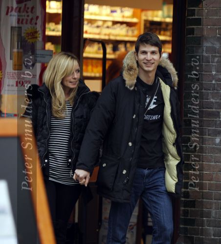 Amsterdam 6 februari 2010
Candy Dulfer met haar vriend op de cornelis schuytstraat.
Peter Smulders bv