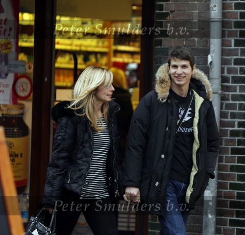 Amsterdam 6 februari 2010
Candy Dulfer met haar vriend op de cornelis schuytstraat.
Peter Smulders bv
