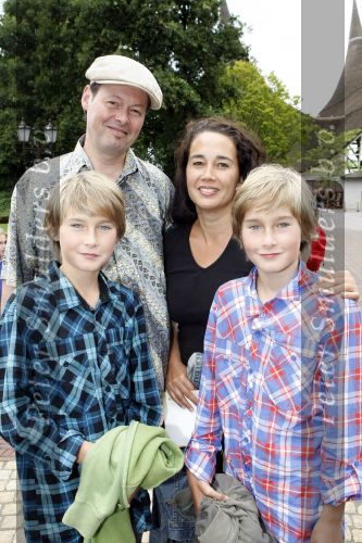 Kaatsheuvel 2 augustus 2009
Premiere show in de efteling. 
Carel Kraayenhof met vrouw en kinderen