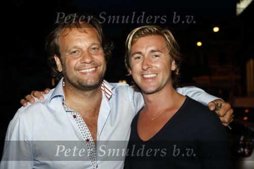 Amsterdam 8 augustus 2009
Mari v d Ven viert zijn 50e verjaardag. Carlo Boszhard met vriend
Peter Smulders bv