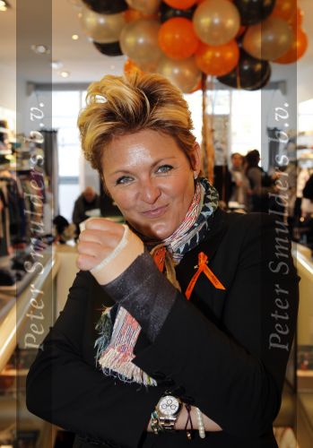 Amsterdam 6 maart 2010
Caroline Tensen met gebroken pols bij azzuro for kids op de pc hooftstraat.
Peter Smulders bv