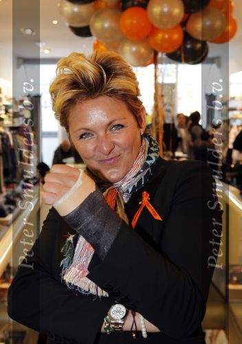 Amsterdam 6 maart 2010
Caroline Tensen met gebroken pols bij azzuro for kids op de pc hooftstraat.
Peter Smulders bv