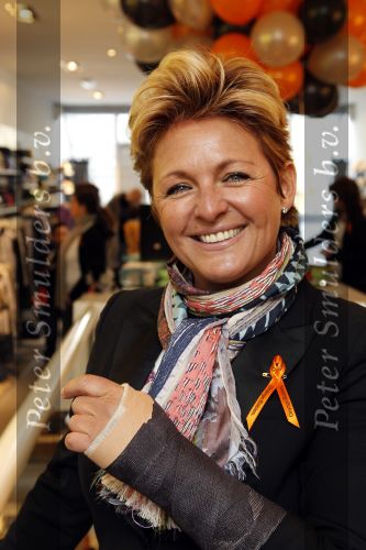 Amsterdam 6 maart 2010
Caroline Tensen met gebroken pols bij azzuro for kids op de pc hooftstraat.
Peter Smulders bv